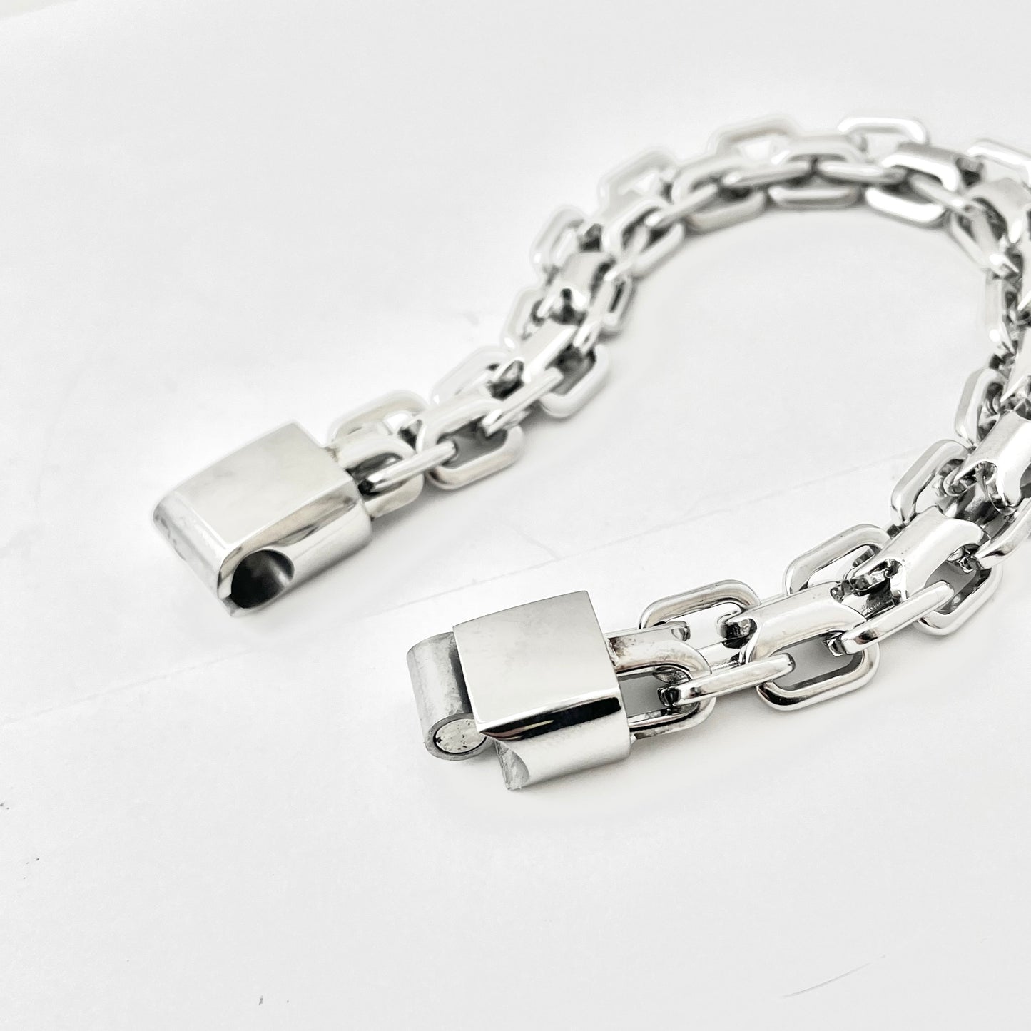 Titanium-Steel Waterproof Pig-Nose Link Bracelet
